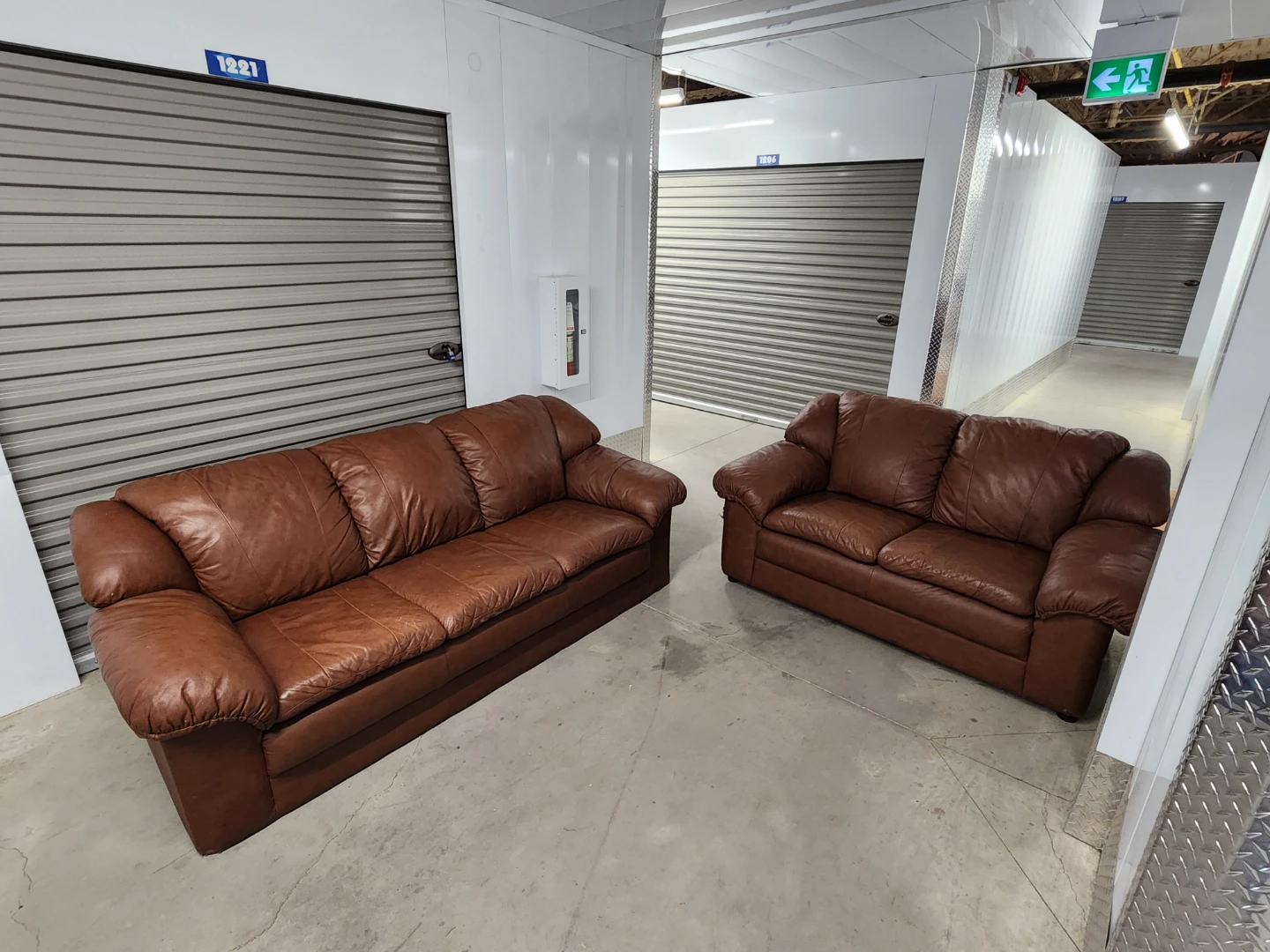 🇨🇦  Brown Leather Sofa and Loveseat Set - photo 2