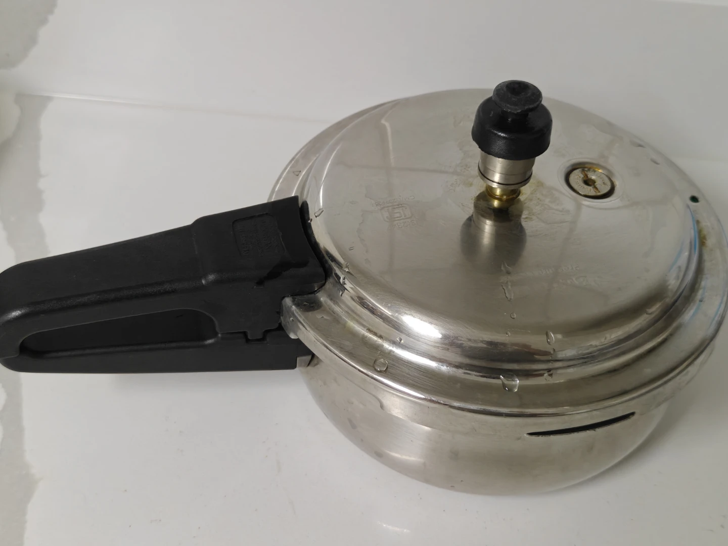 Pressure Cooker and Stainless Steel Idli Maker with Lid