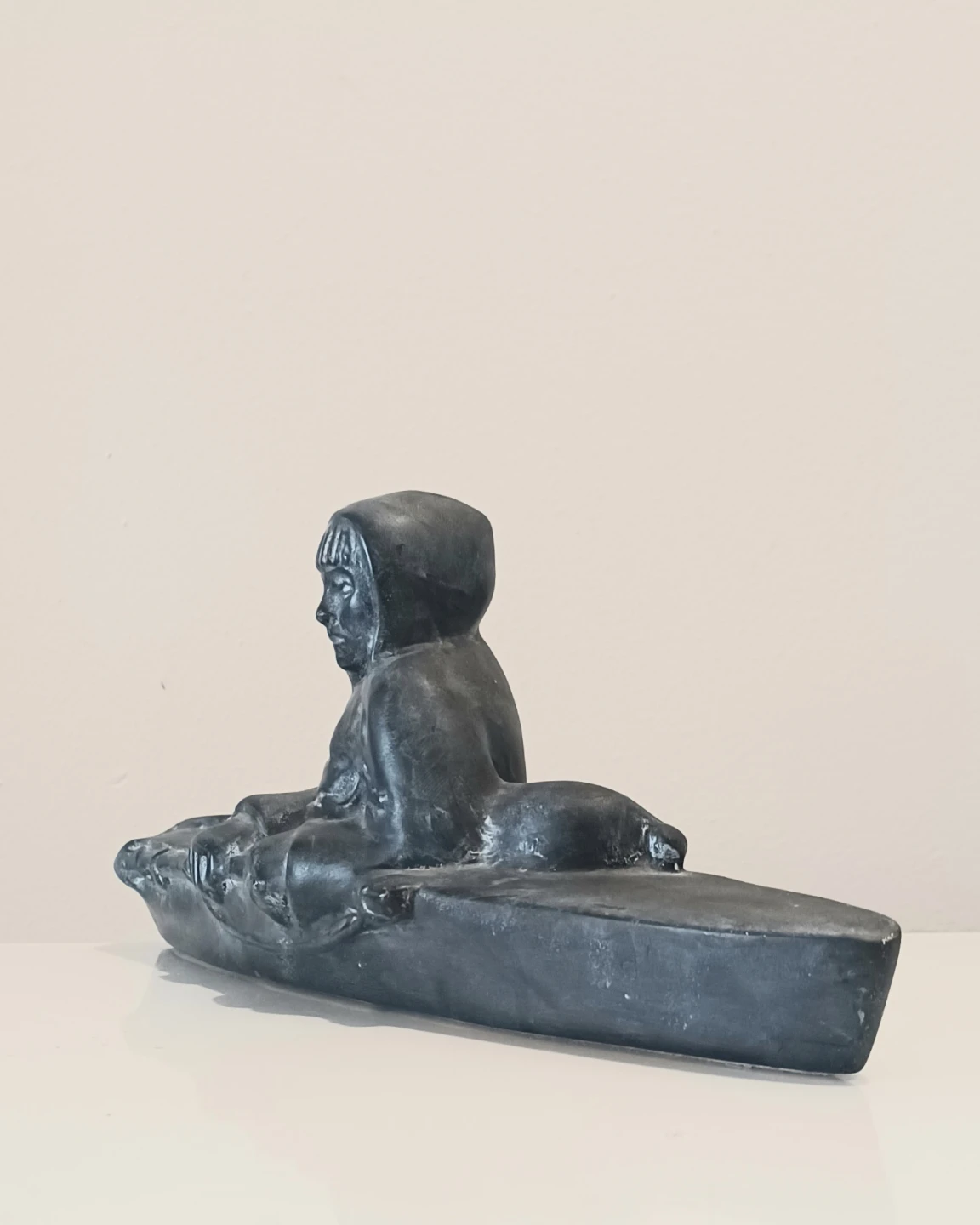Unique Inuit Hand Carved Stoneware Seal Hunter Kayak Statue - photo 2
