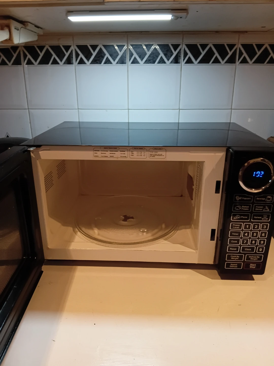 RCA Compact Countertop Black Microwave READ DESCRIPTION ON SIZE - photo 2