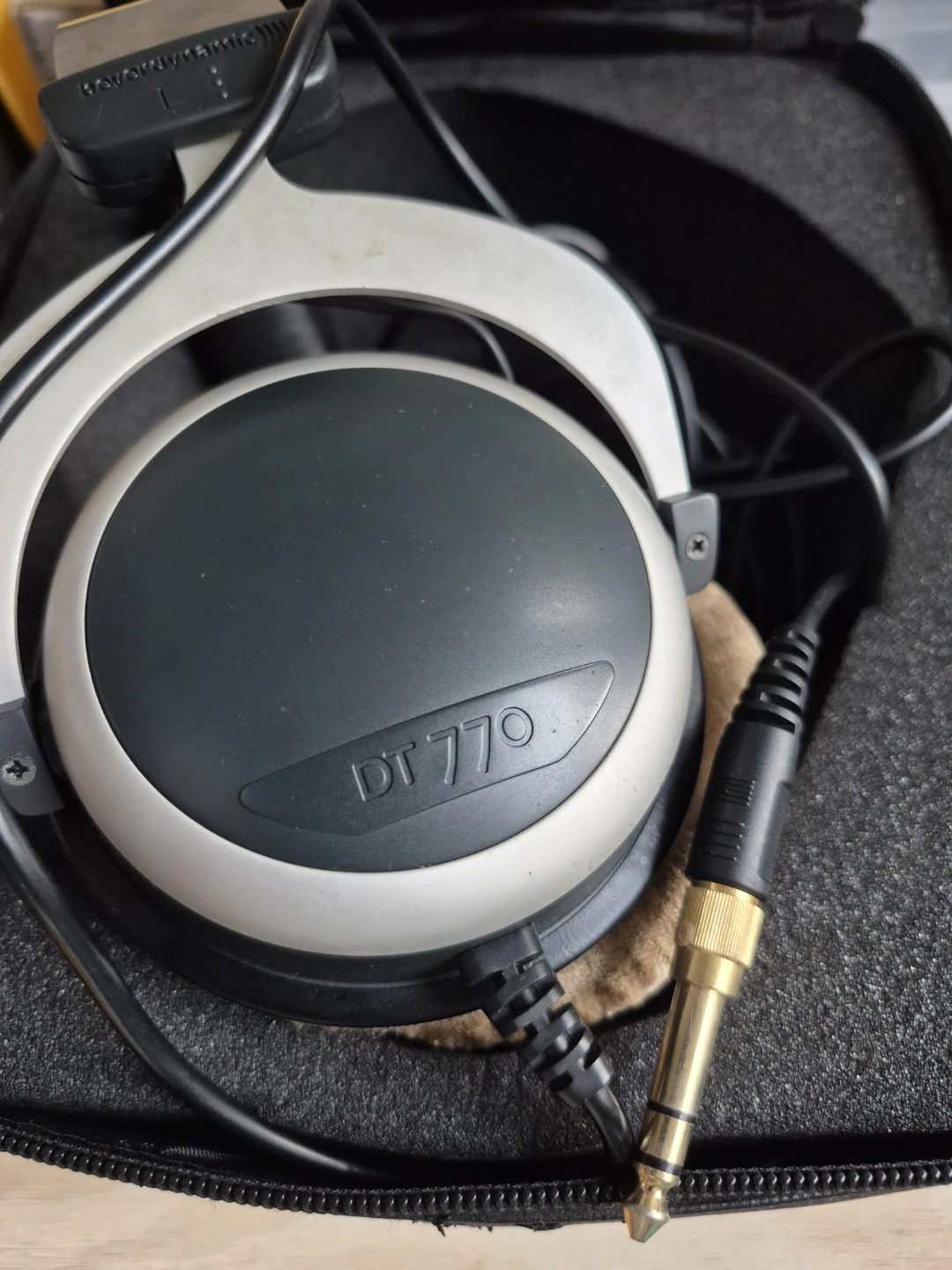 Beyerdynamic Headphones with Case 🥕 - photo 3