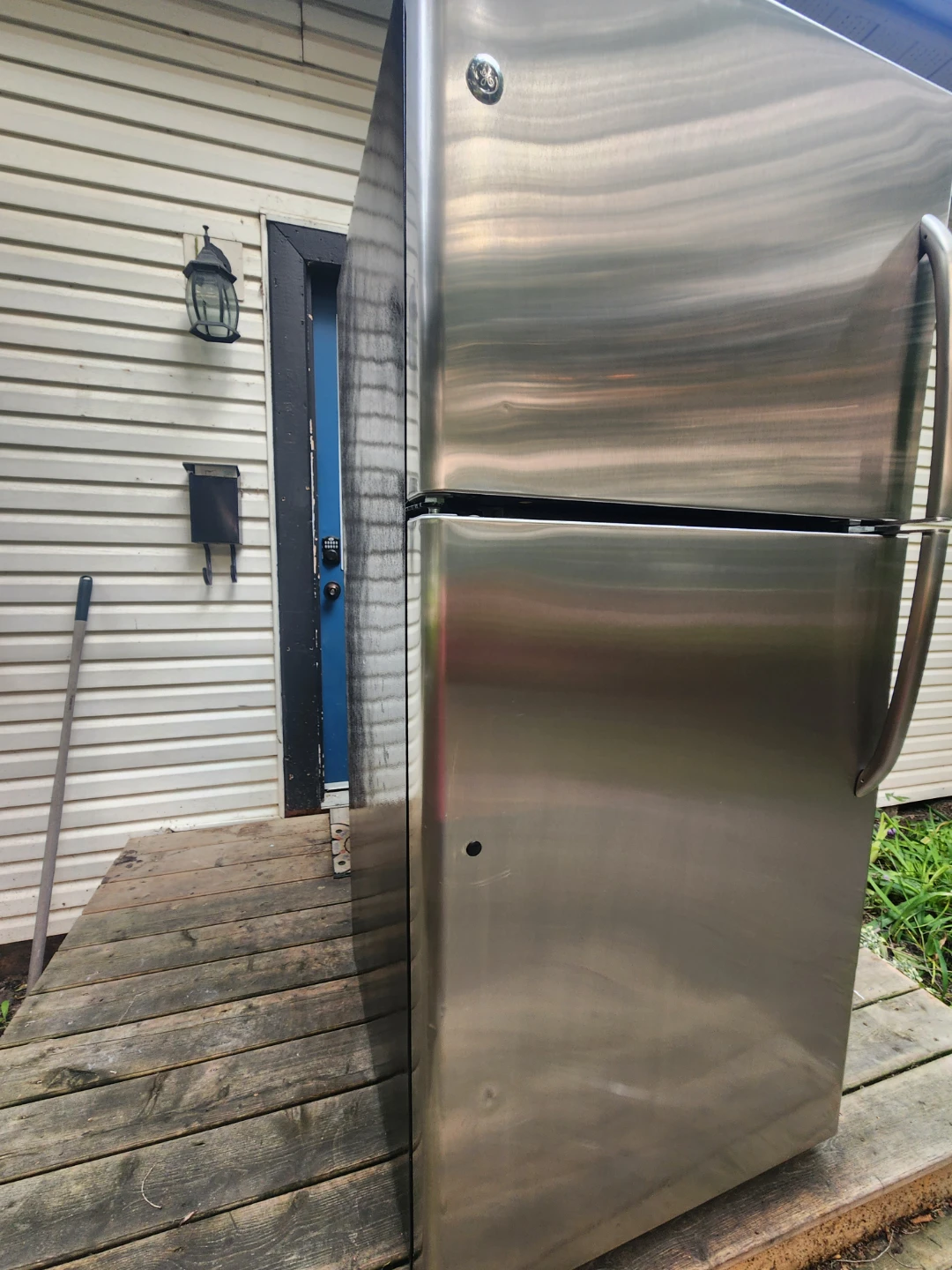 GE Stainless Steel Top Freezer Refrigerator - photo 3