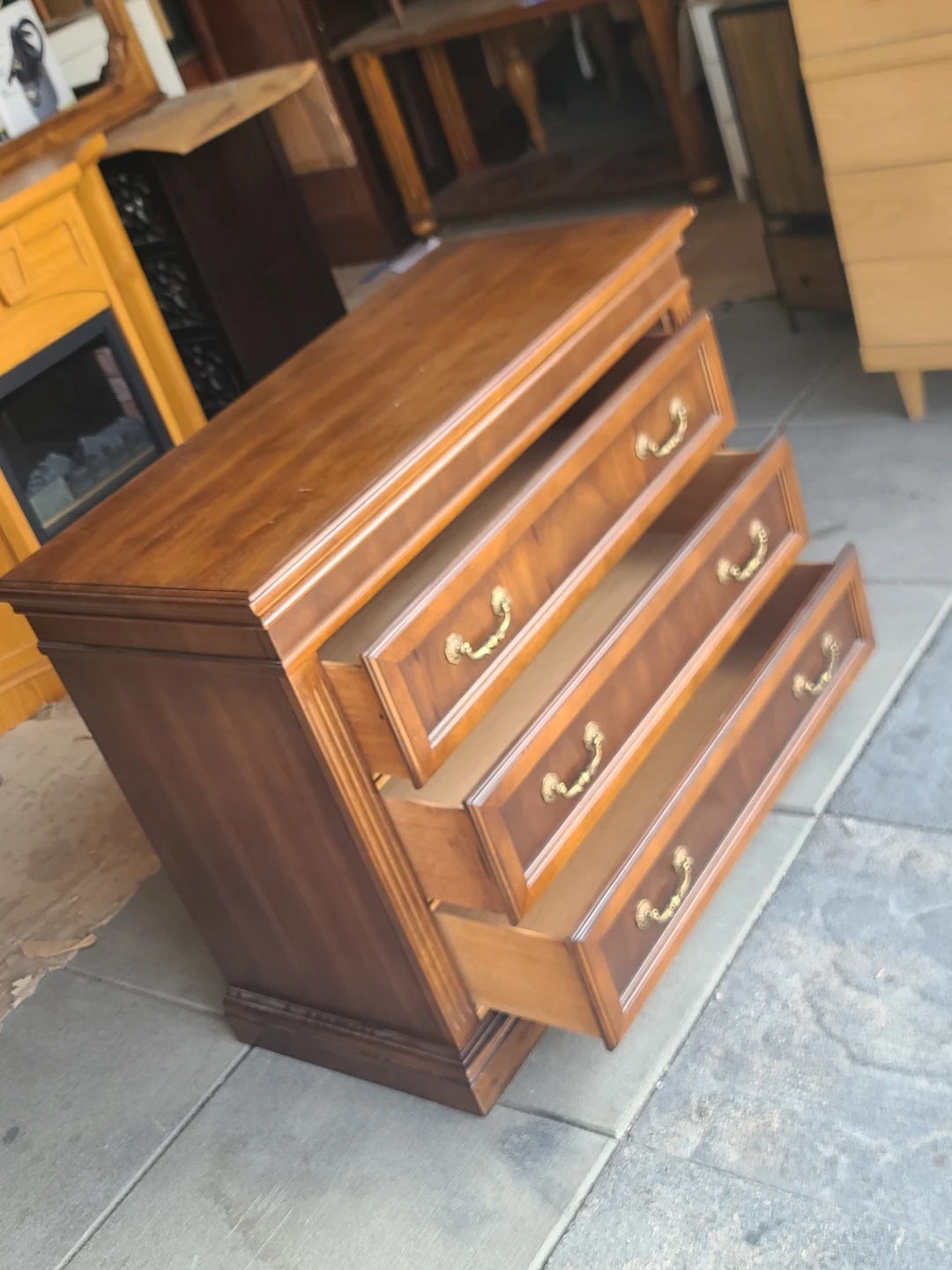 Electrohome by Deilcraft 3- Drawer Dresser - photo 3