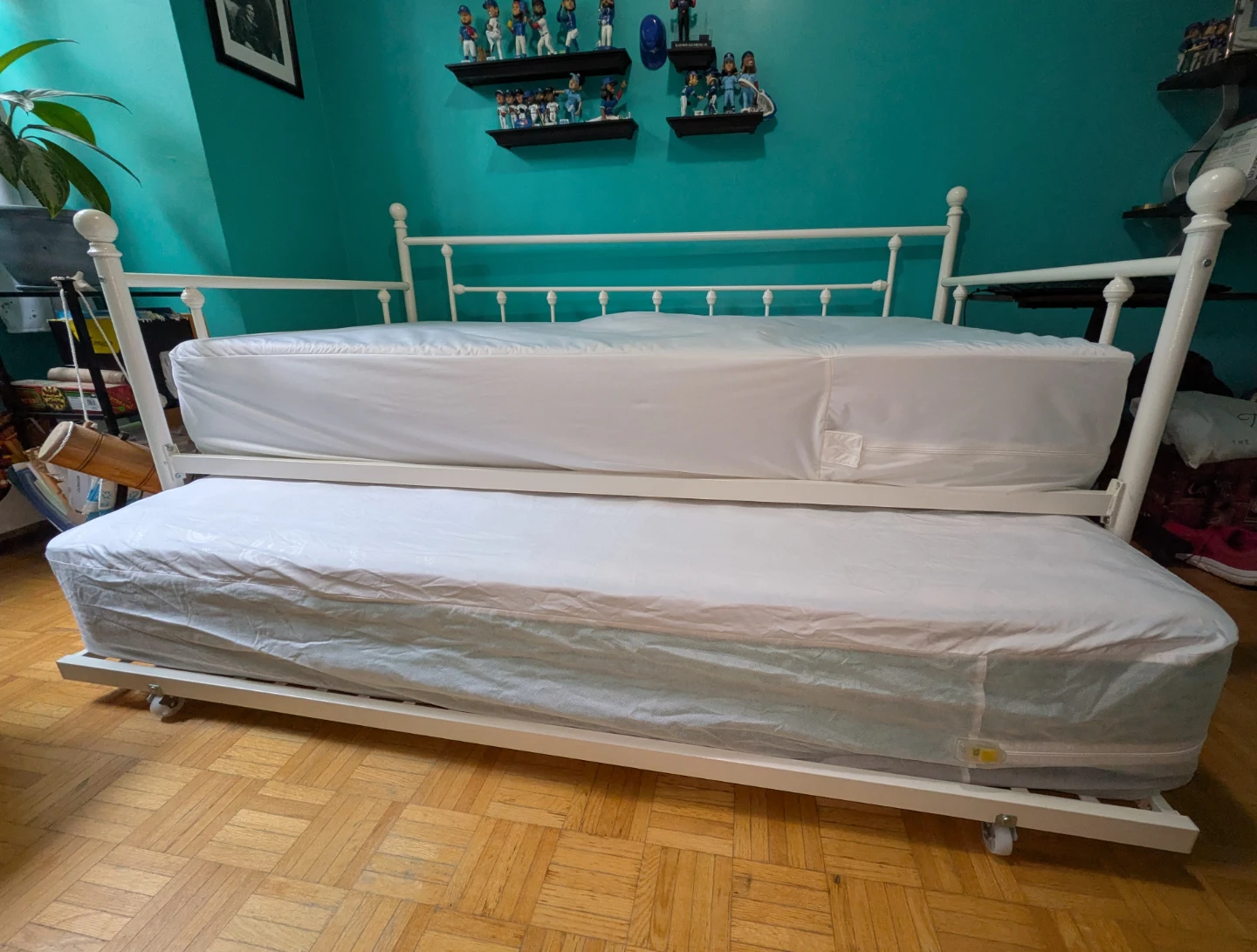 White Metal Daybed with Trundle and like-new mattresses - photo 3