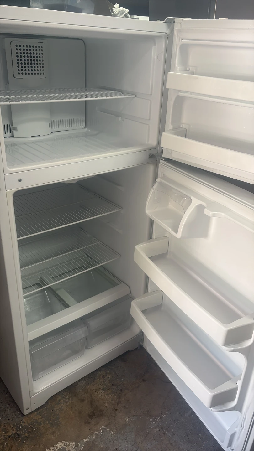 Hotpoint 28in wide top freezer refrigerator - photo 2