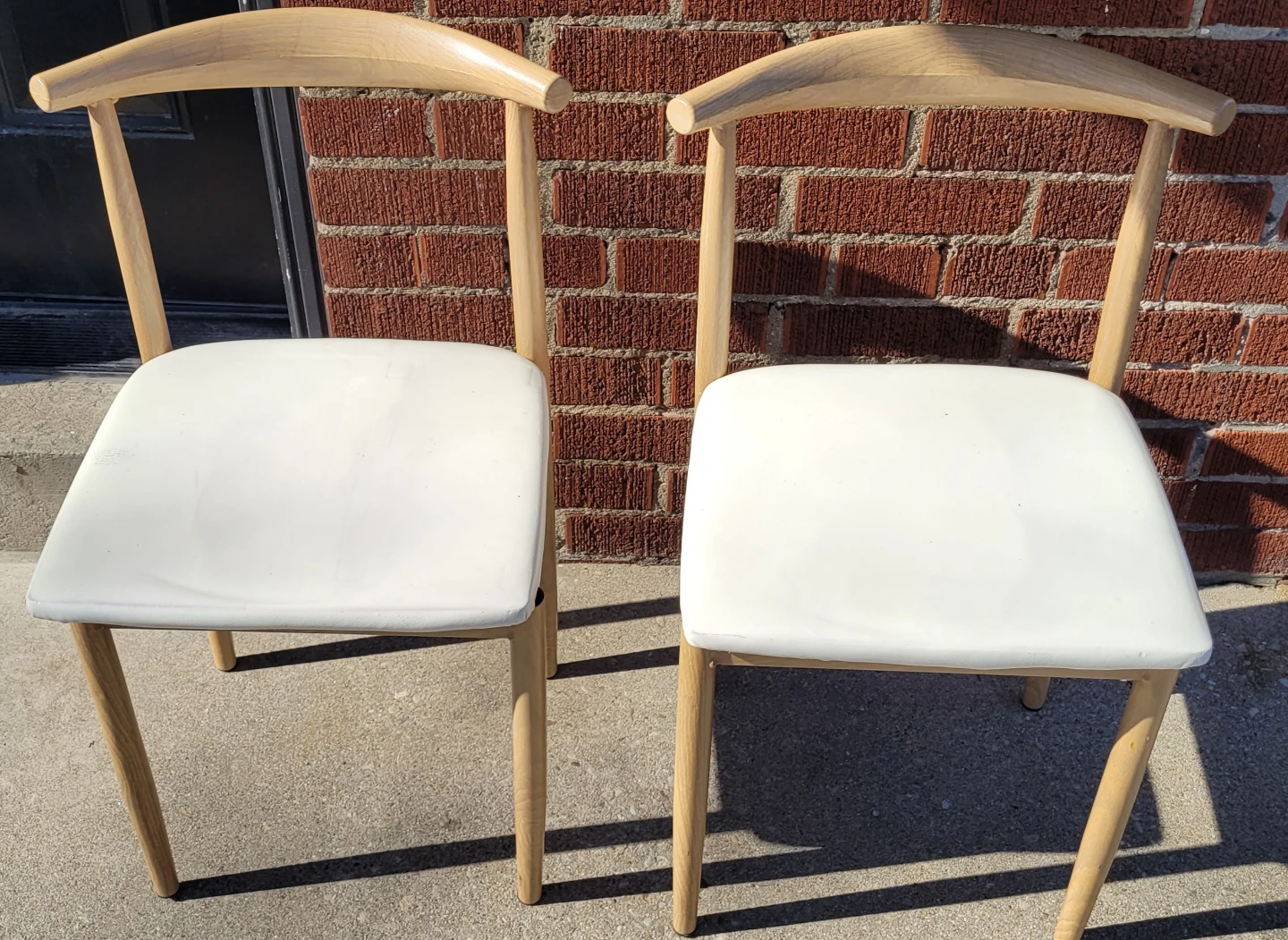 Set of 2 lightweight and comfortable chairs - (North York))