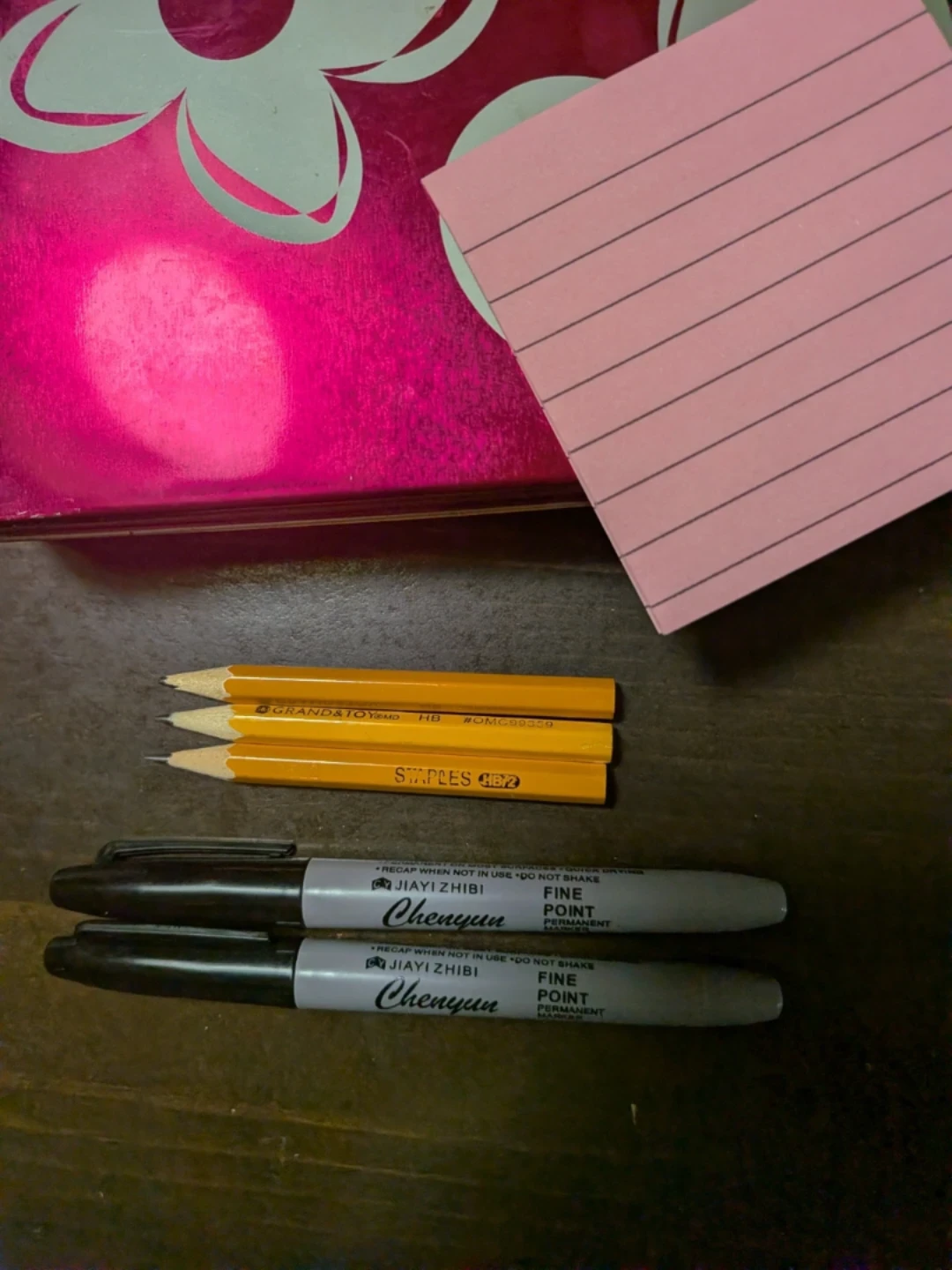 🥕 FREE CYCLE  2  Markers & 3 Pencils, Post Notes,Tin Box. - photo 2