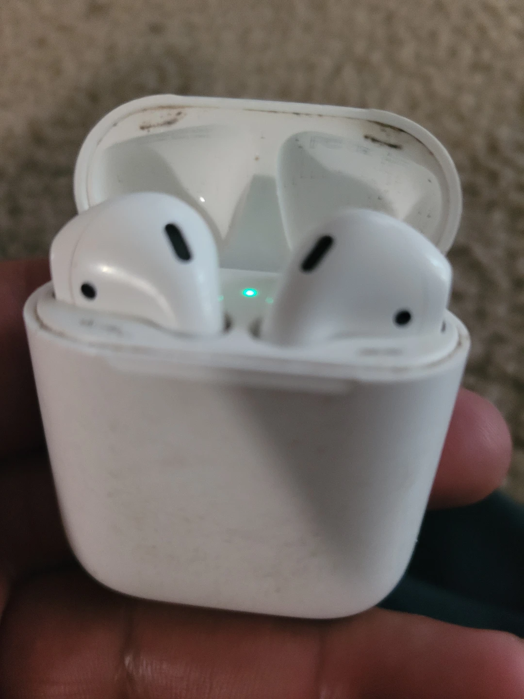 Apple AirPods with Charging Case 2nd - photo 2