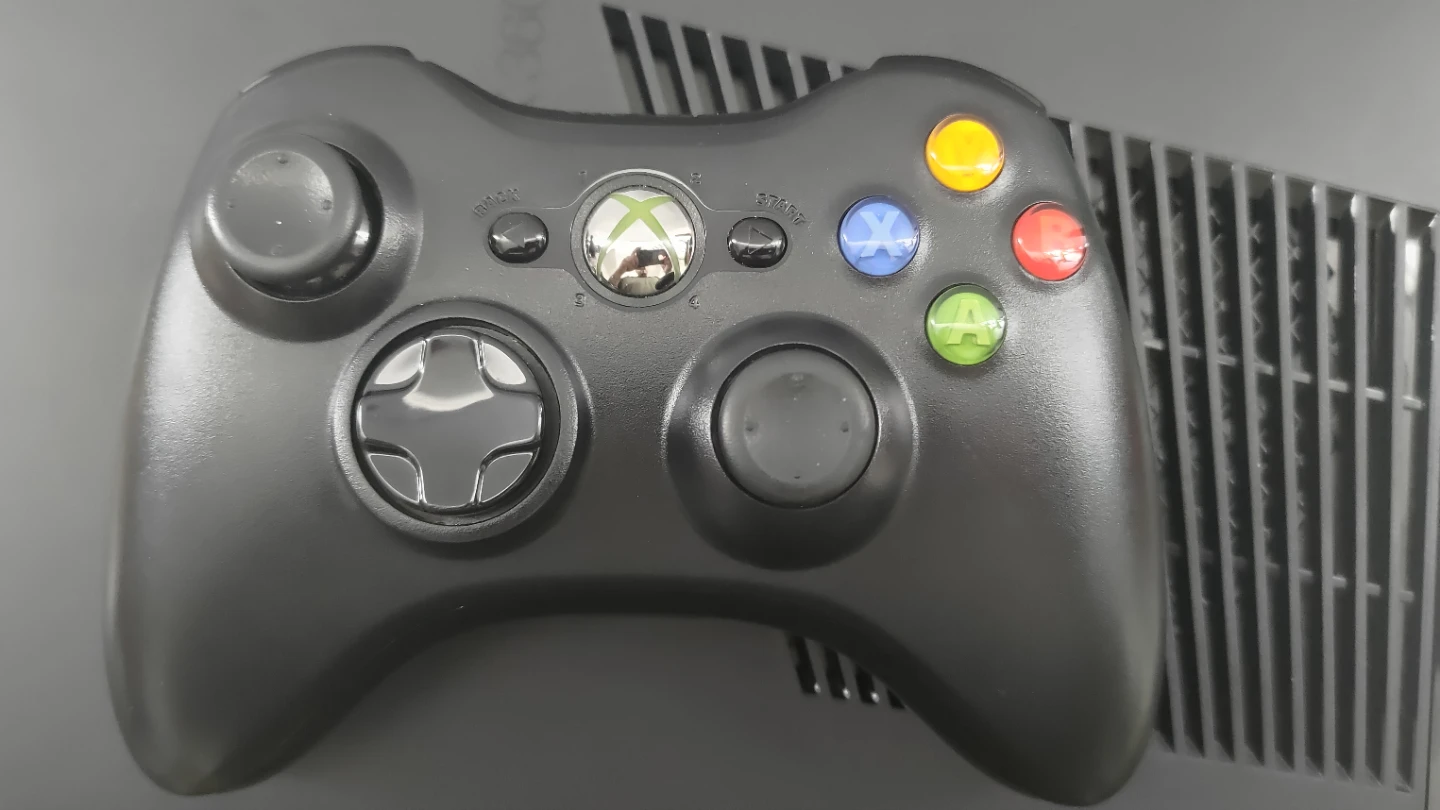 Xbox 360 S Console - photo 3