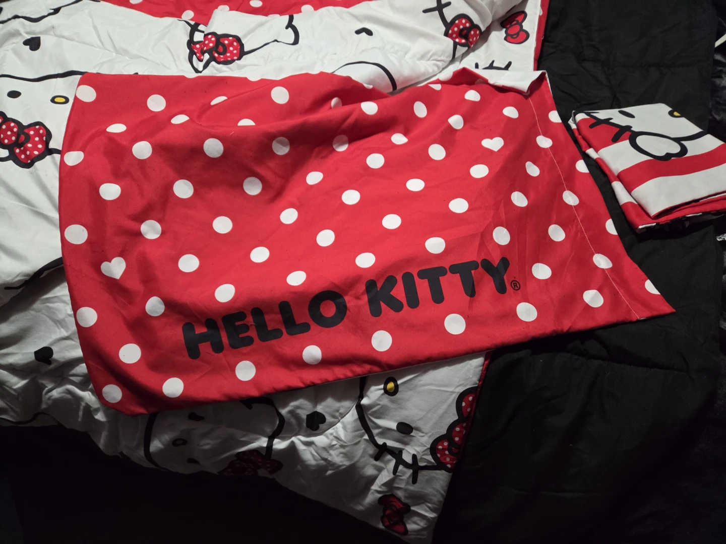 Hello Kitty Comforter with 2 pillow cases  size full - photo 3