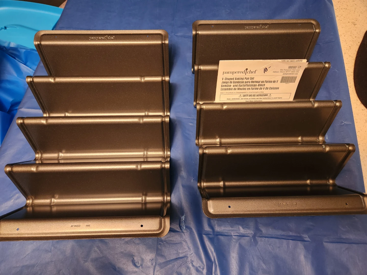 Pampered Chef V-Shaped Baking Pan Set