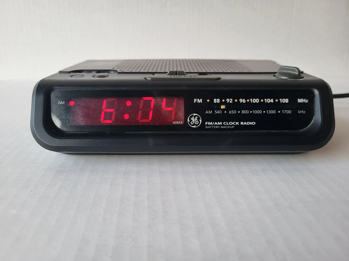 Vintagr GE FM/AM Clock Radio - Retro Woodgrain - photo 2