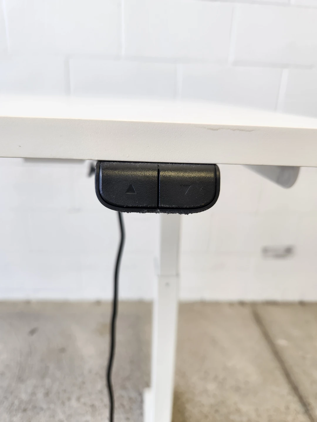 🇨🇦  White Electric Standing Desk with Ergonomic Chair - photo 5