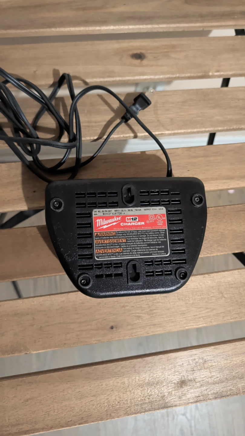 Milwaukee M12 Battery Charger - photo 2