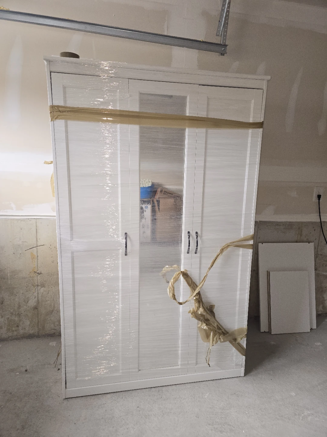 White Wardrobe with Mirror Doors (Songesand Ikea) - photo 2