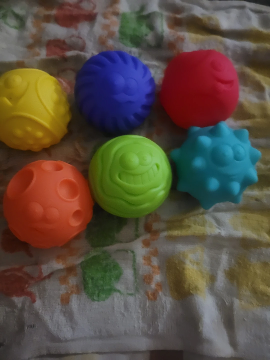 Play rainbow textured balls