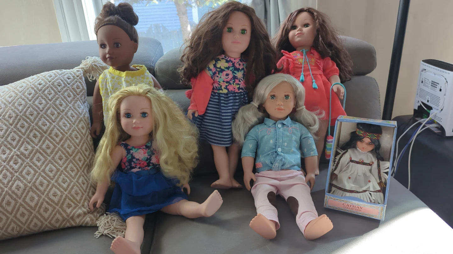 Collection of 5 Dolls 14$ each
