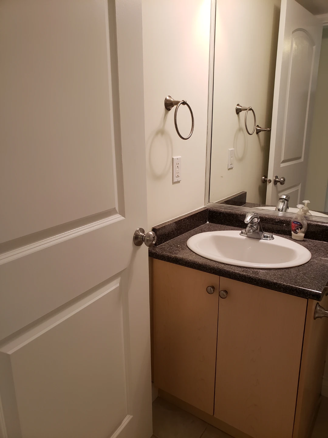 1 Bed / 1 Bath Ground Level Suite - Excellent Location! - photo 5