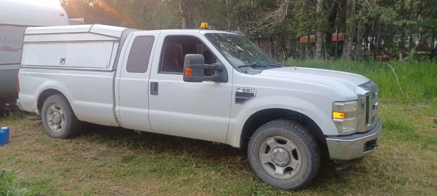 Ford F-350 Super Duty with Truck Cap