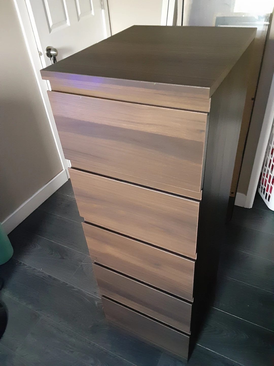 Modern 5-Drawer Dresser.