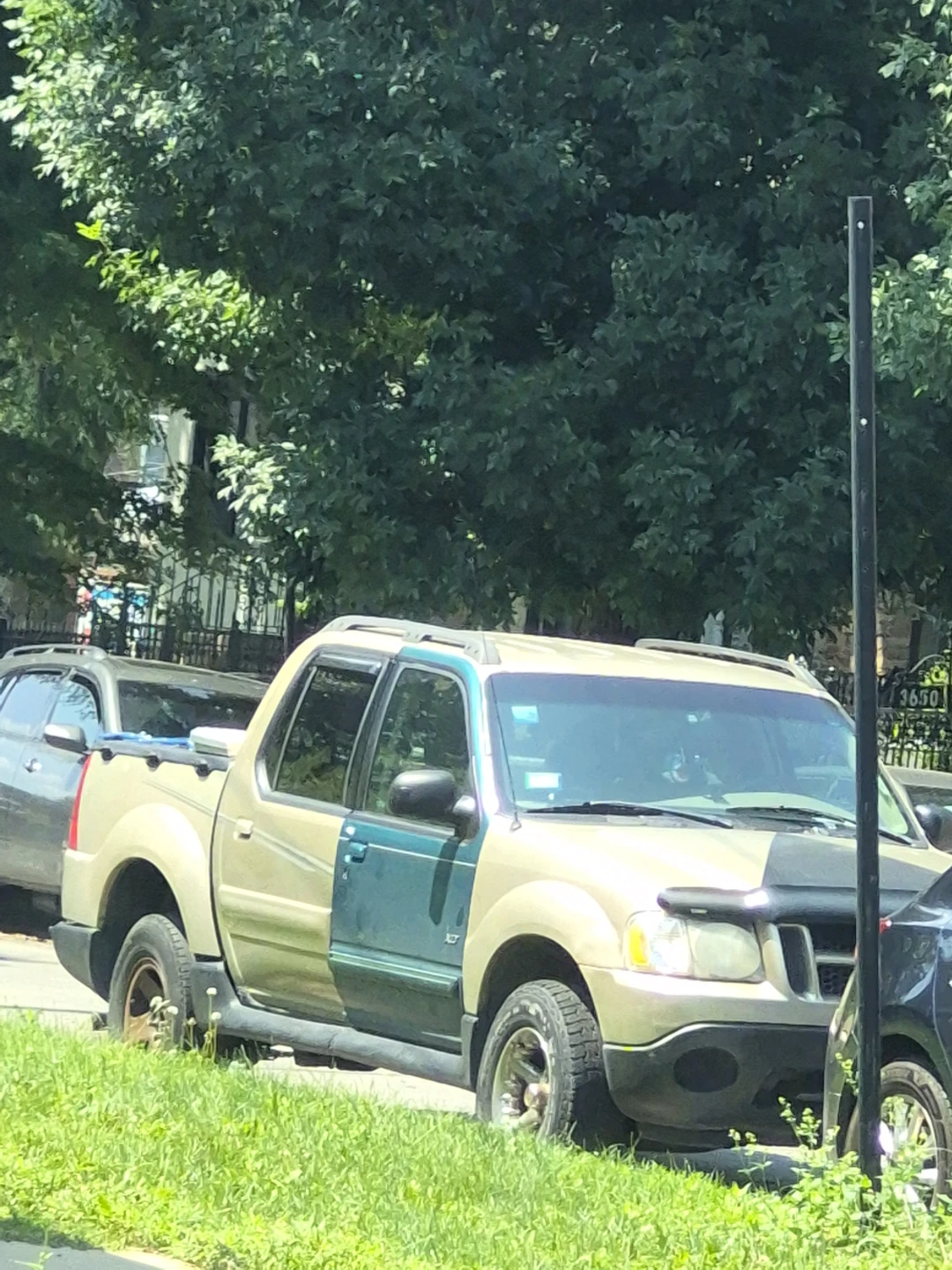 Ford Explorer Sport Trac Pickup Truck 2001 - photo 2