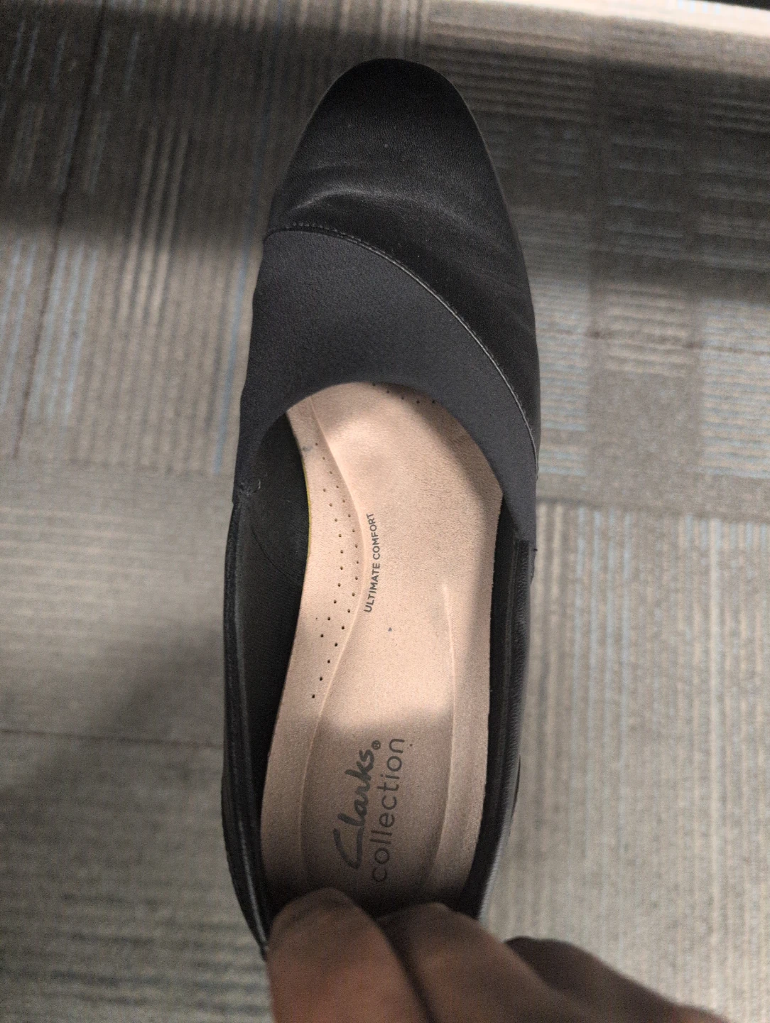 Used. Clarks Women's Black Flats - photo 2