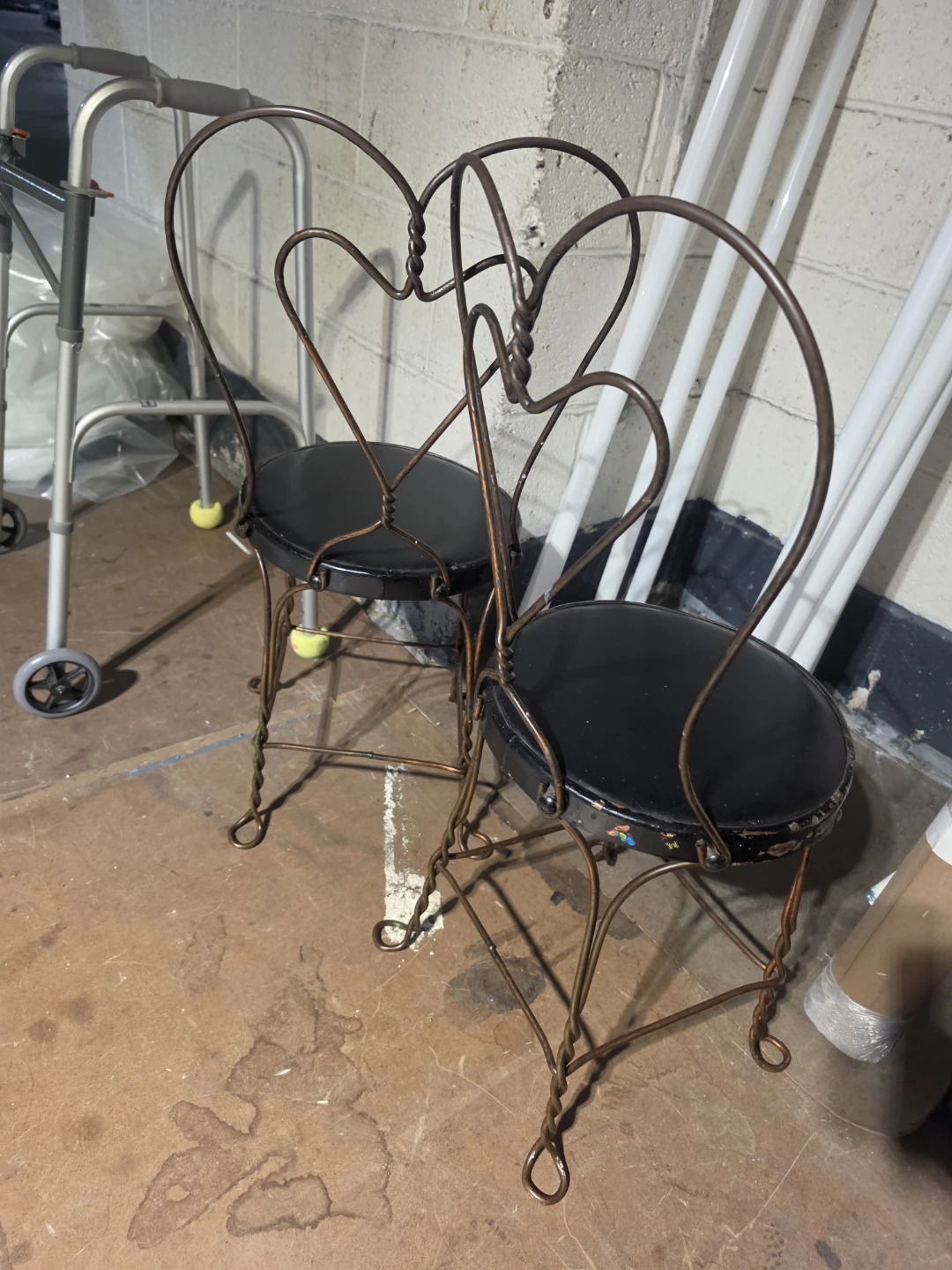 Pair of vintage heart back metal parlor chairs - photo 3