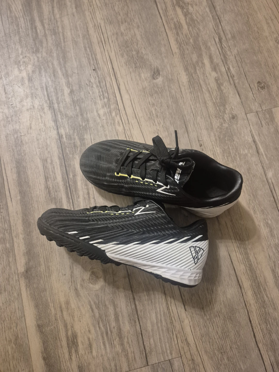 Indoor soccer shoes