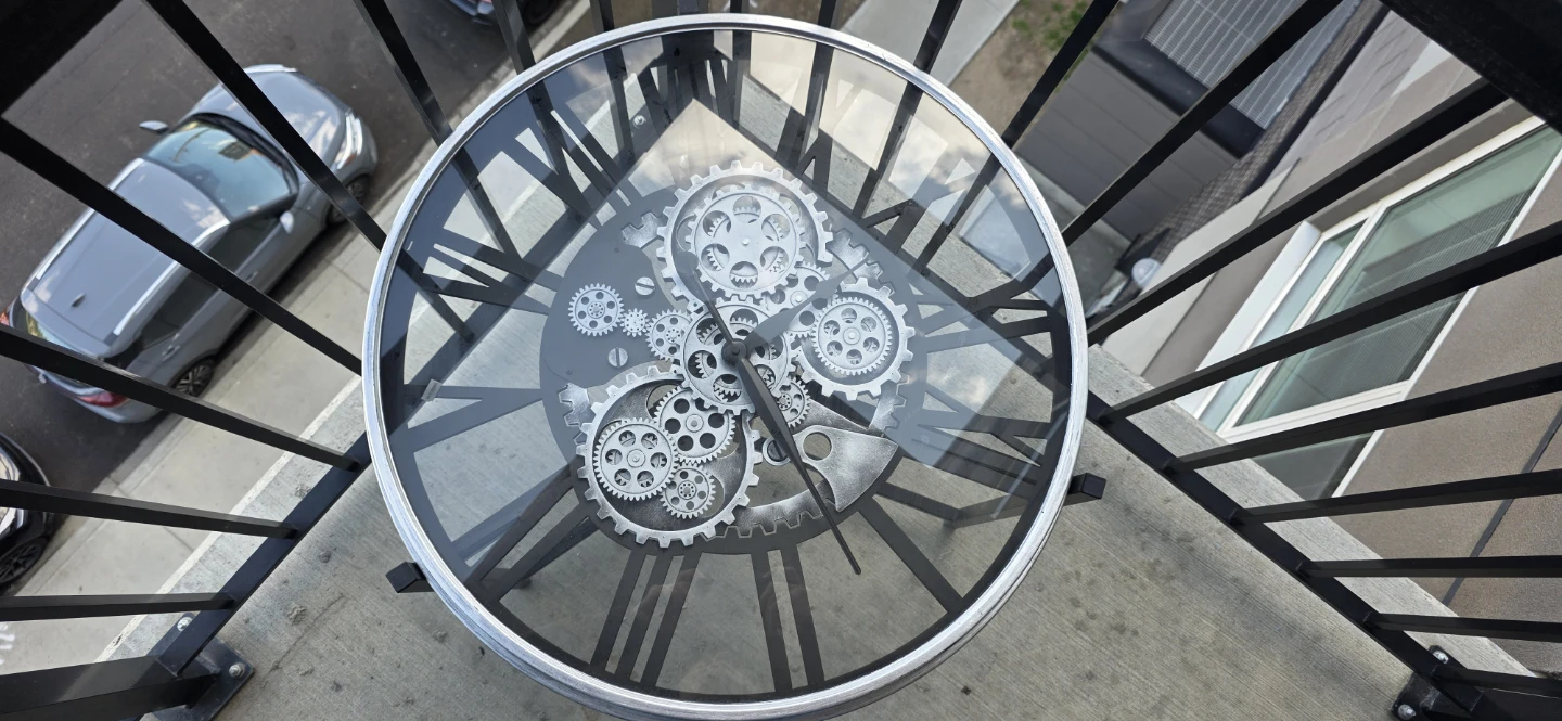 Glass table with a functioning clock - photo 2