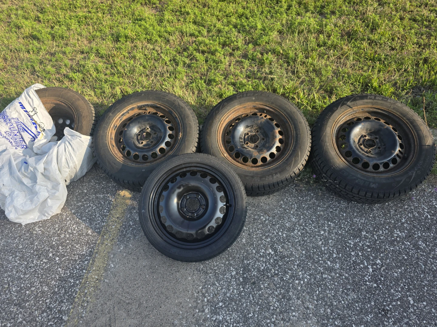 Set of 4 Chevrolet Hubcaps and 1 Spare Tire - photo 3