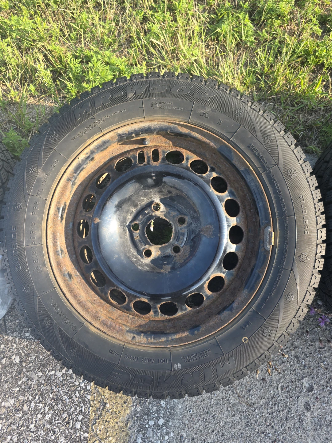 Set of 4 Chevrolet Hubcaps and 1 Spare Tire - photo 5