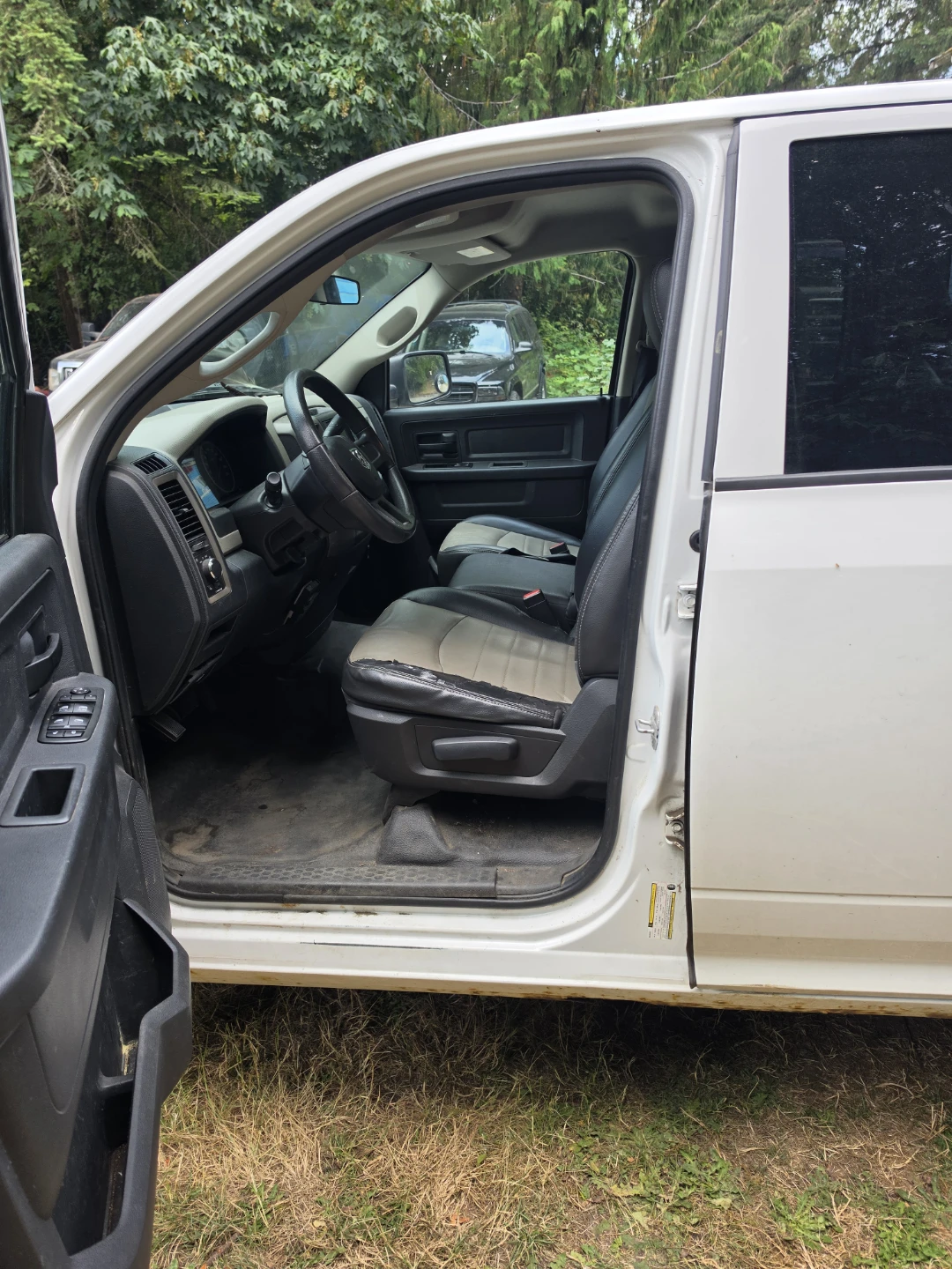 White Ram 1500 Pickup Truck - photo 5