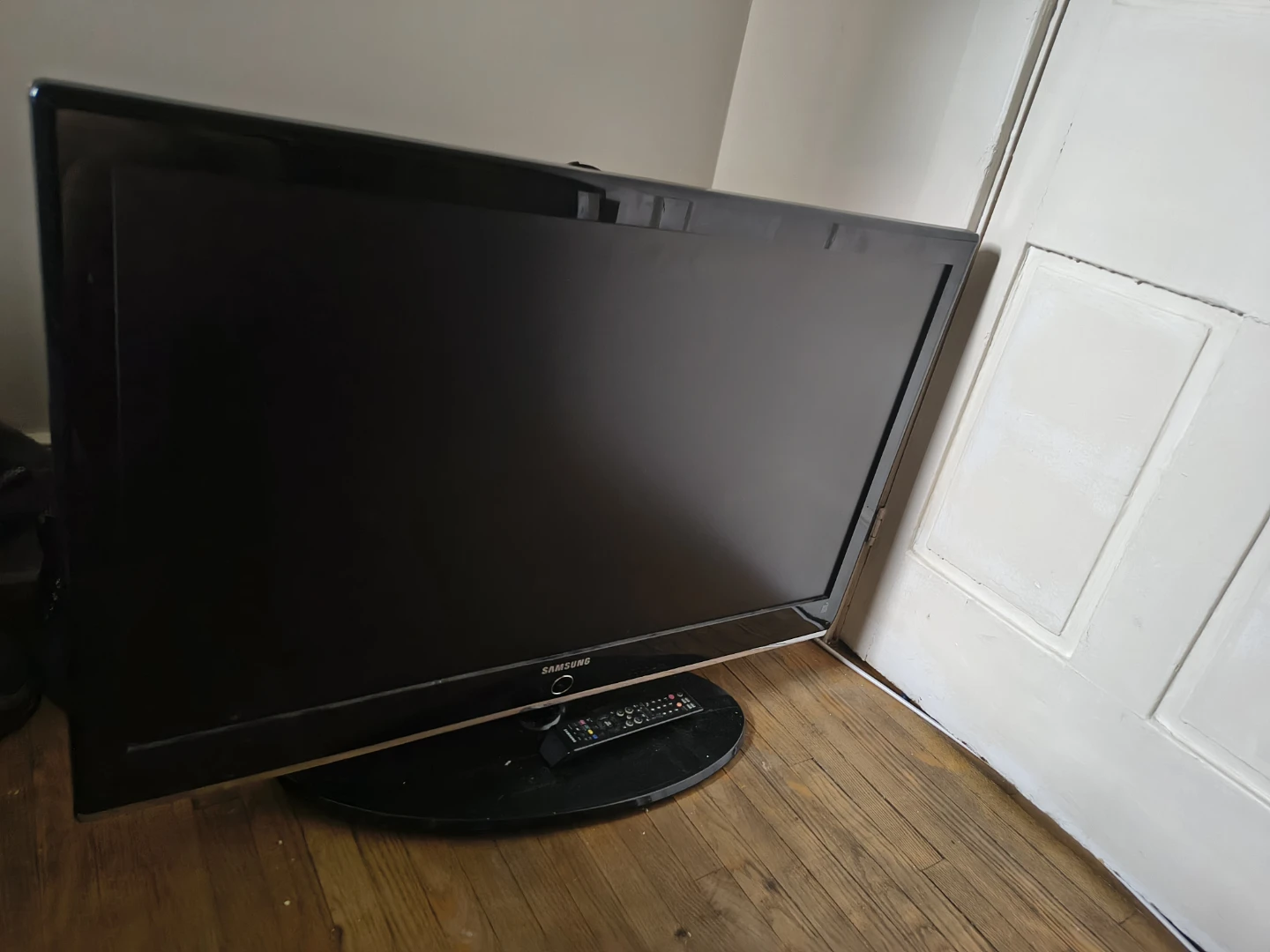 Samsung Flat Screen TV - photo 2