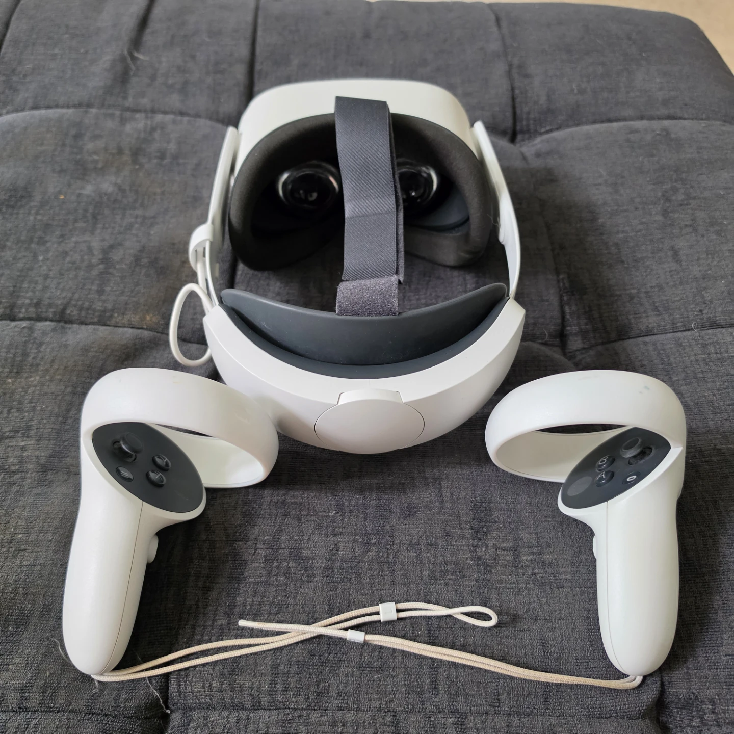 Meta Quest 2 VR Headset with Controllers and Case - photo 2