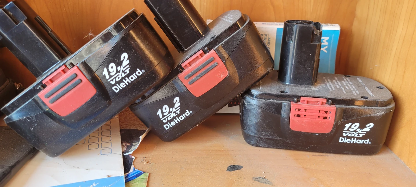 3 Craftsman 19.2V 3.0Ah power packs and Charger