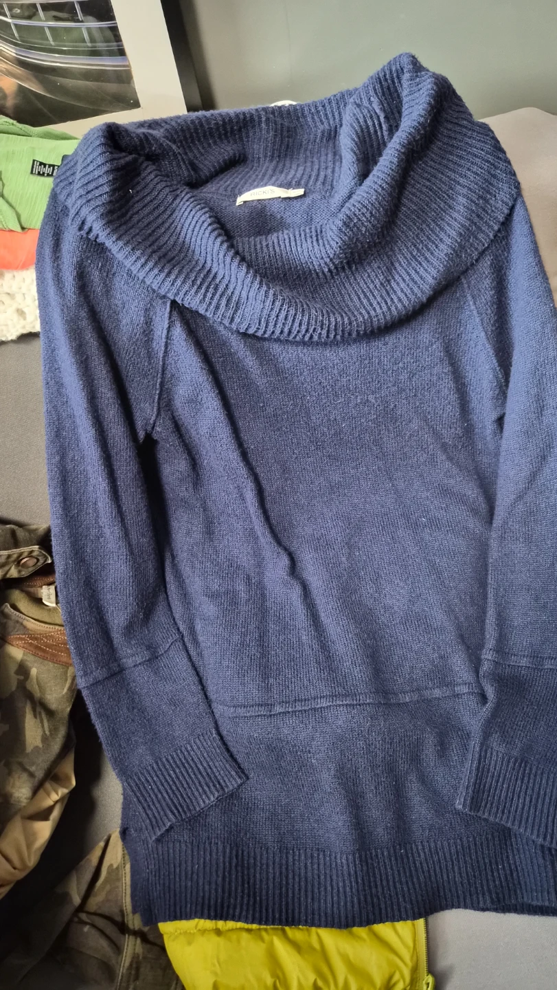 9 medium size bundled clothes - photo 2