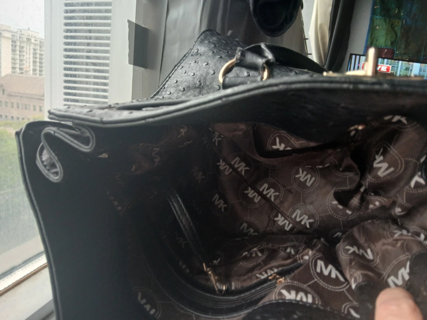 Michael Kors Black Ostrich Embossed Handbag - photo 3