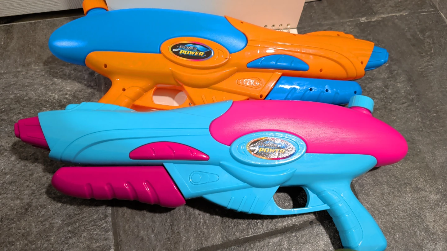 2 Water Guns - Hydro Power