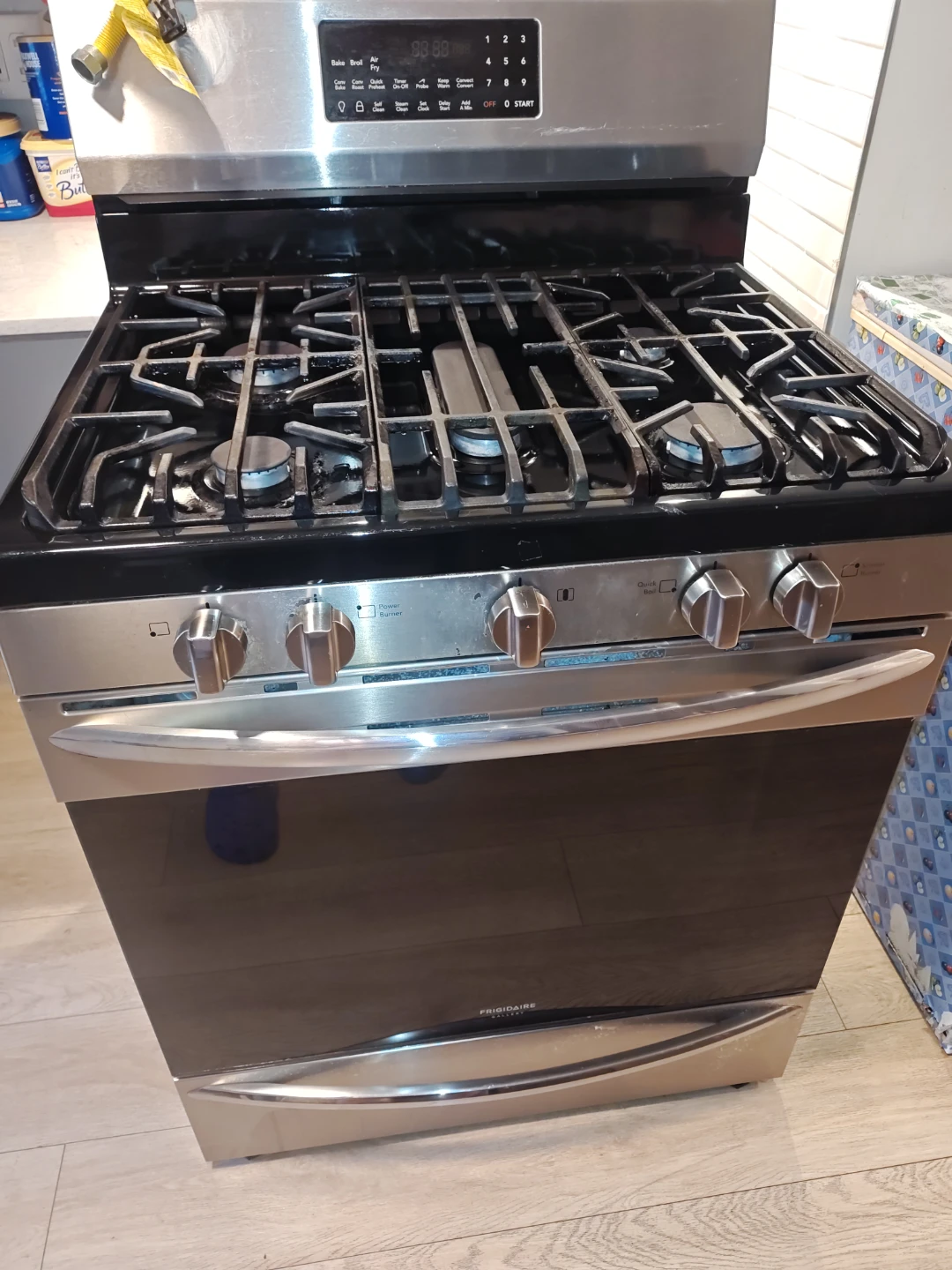 Frigidaire Gas Range Oven with 4 Burners