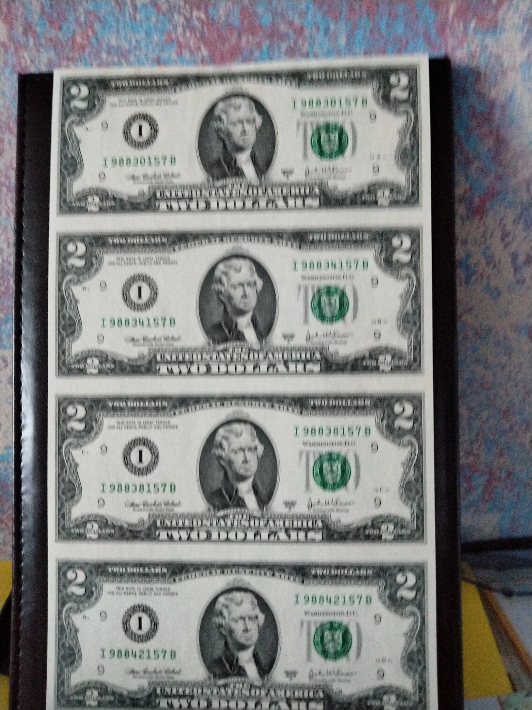 Se vende hoja con 4 billetes