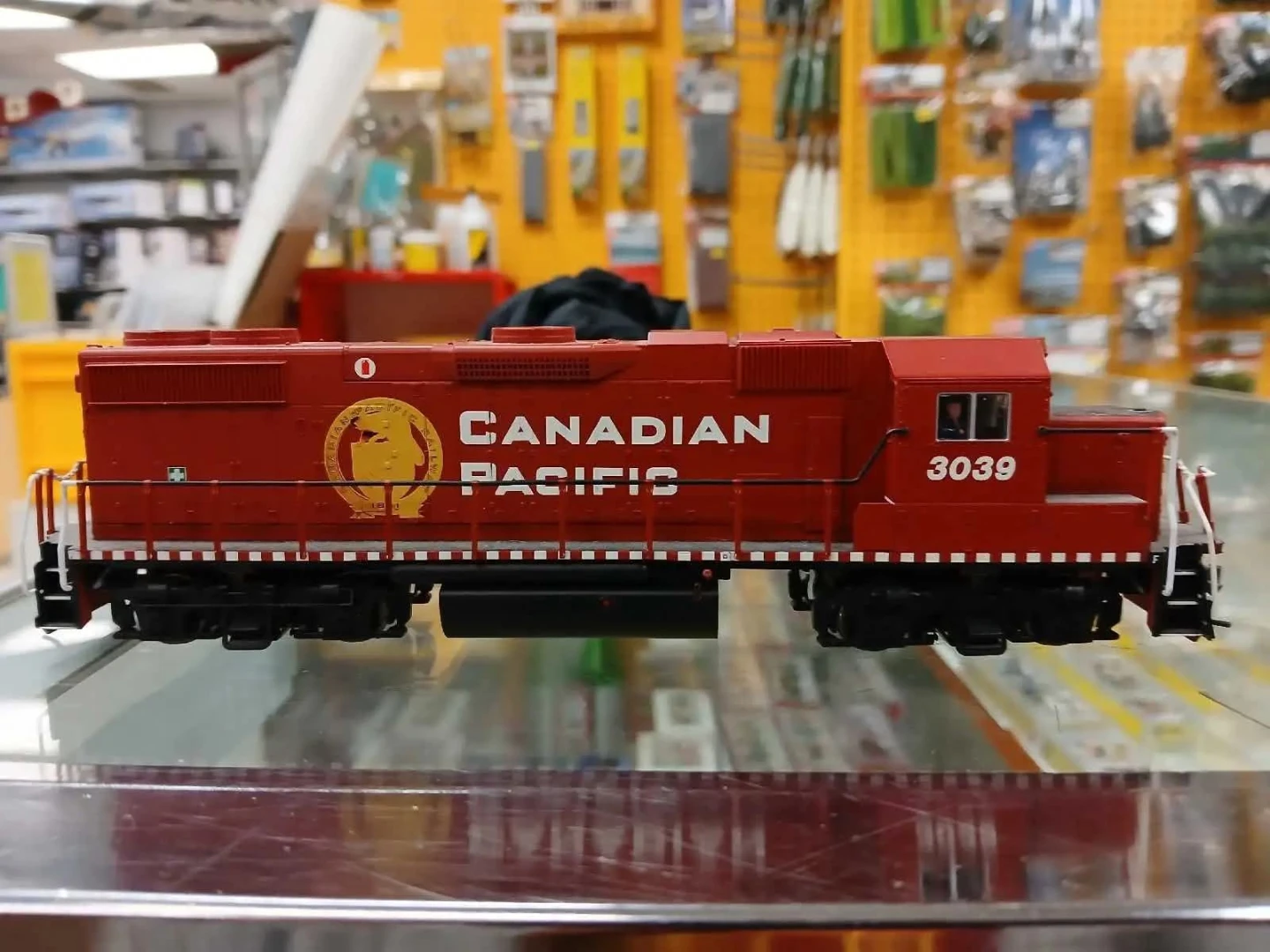 Canadian Pacific Locomotive Model Train - photo 2