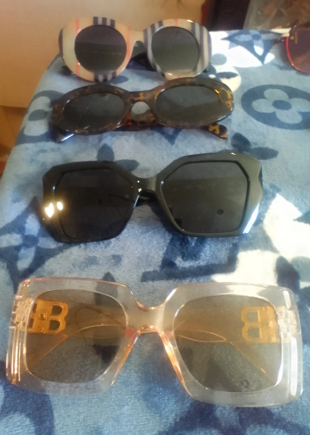 BUNDLE SALE: 1 Crossbody purse, 1 wallet and 1 sunglasses $200 - photo 4