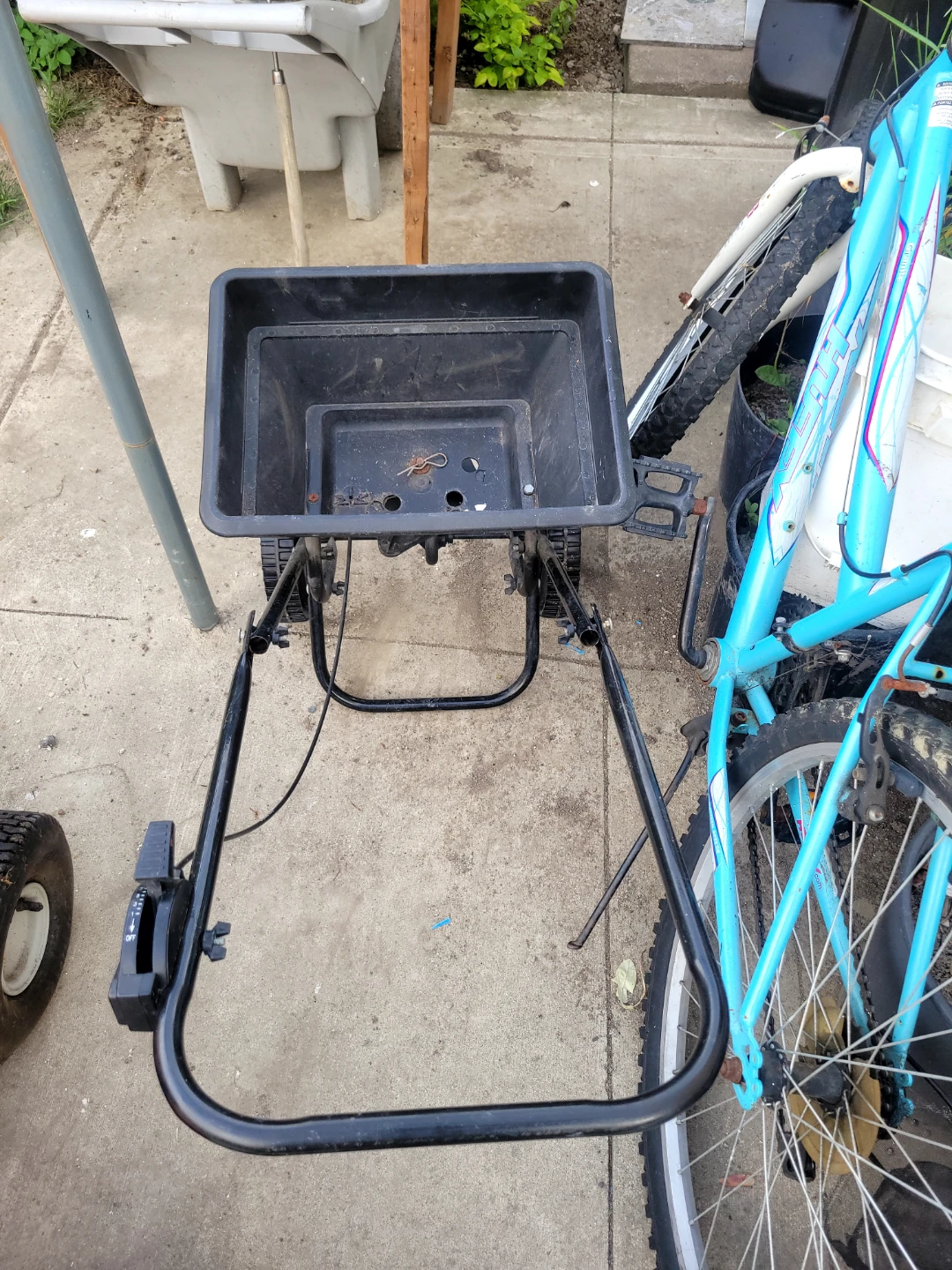 Seed fertilizer spreader