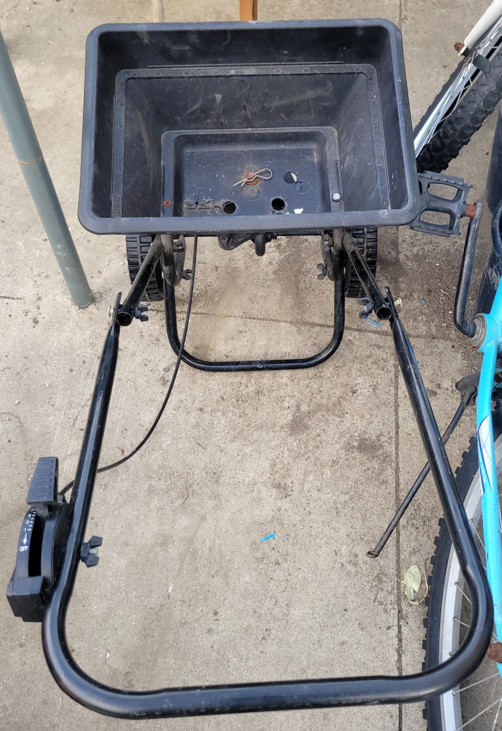 Seed fertilizer spreader - photo 2