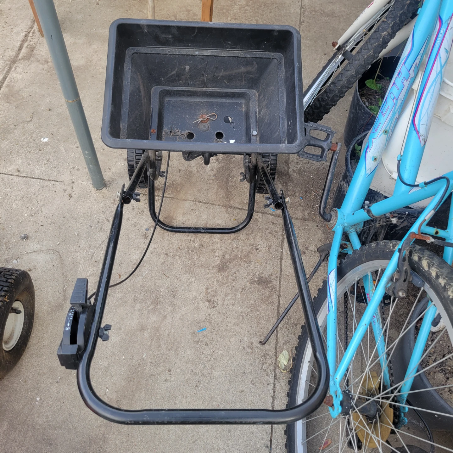 Seed fertilizer spreader - photo 4