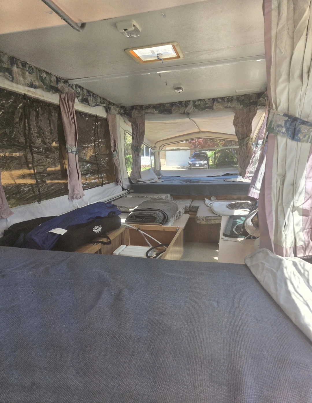 Popup trailer excellent condition for 2000