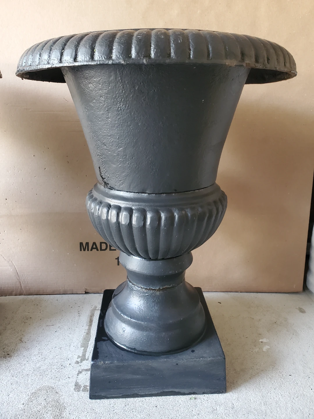 Elegant Pair of Classic Cast Iron Garden Urns - photo 5