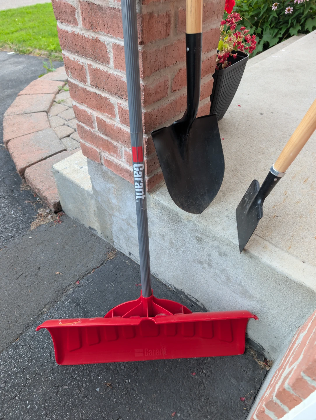 Garant Snow Pusher & Anvil Shovels - photo 5