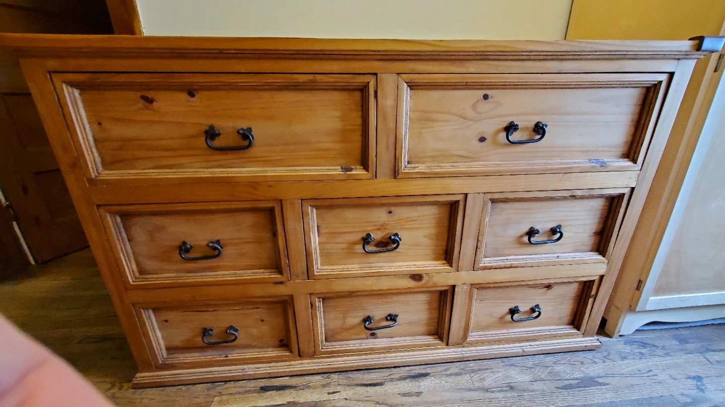 Wooden Dresser with 7 Drawers and 2 nightables