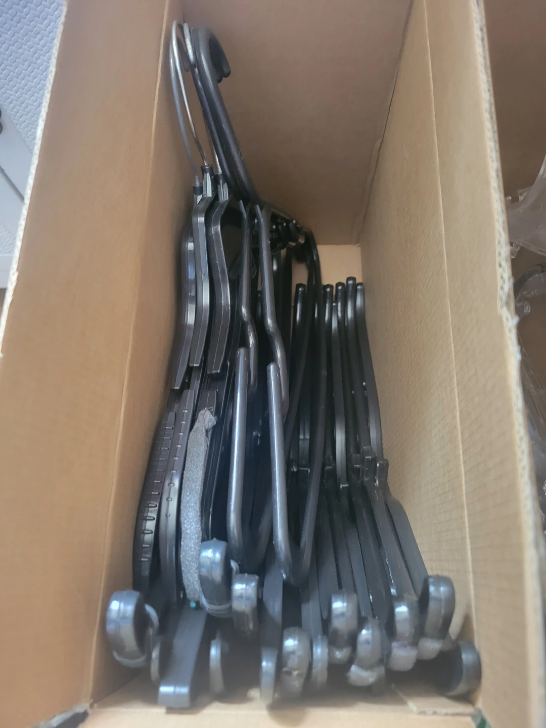 FREE HANGERS - photo 2